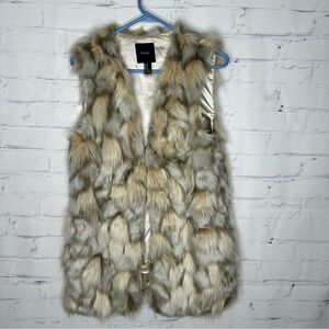 Forever 21 medium faux fur vest‎